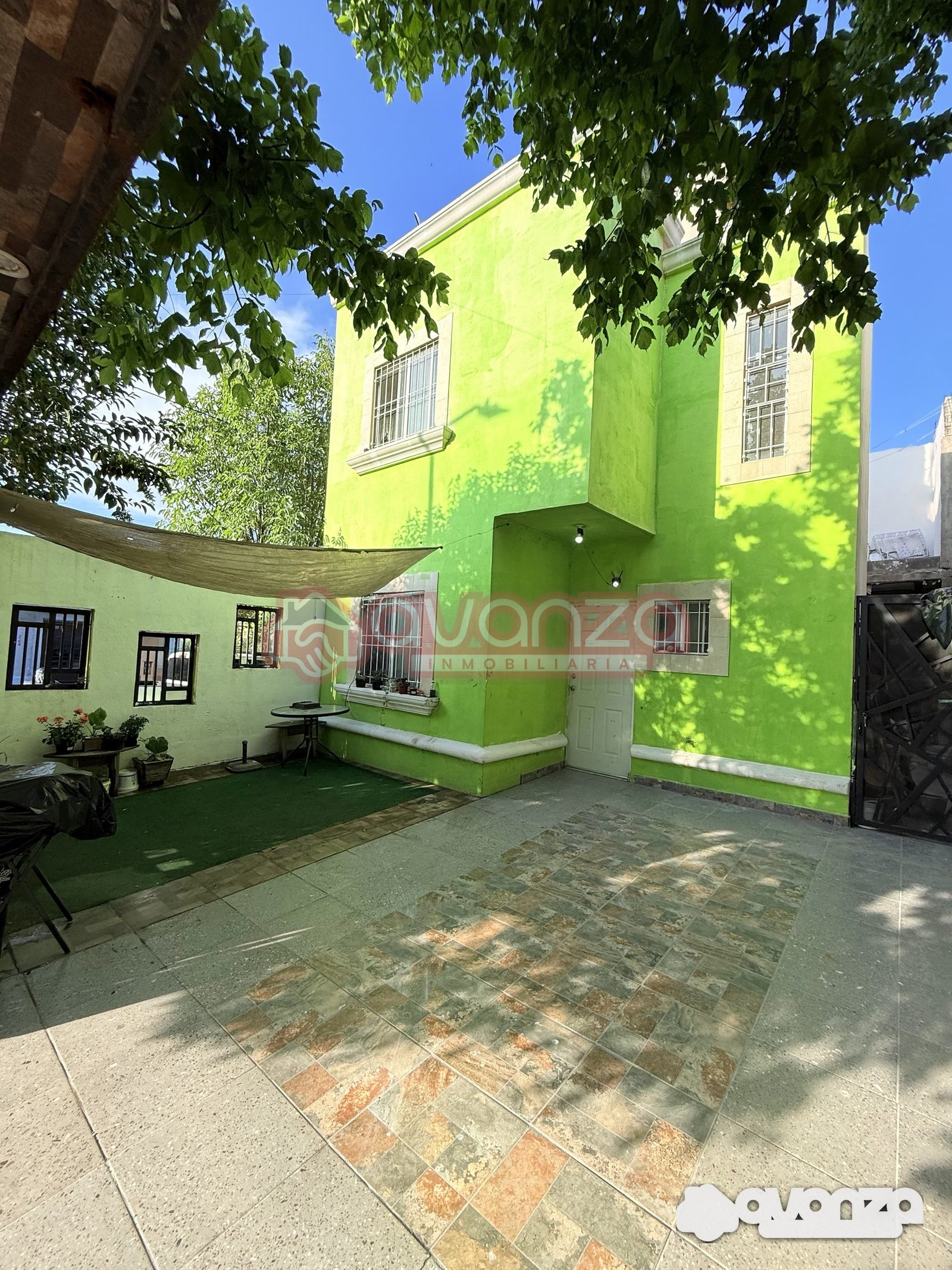 Fachada de Casa de dos plantas en Nuevo Mirasierra